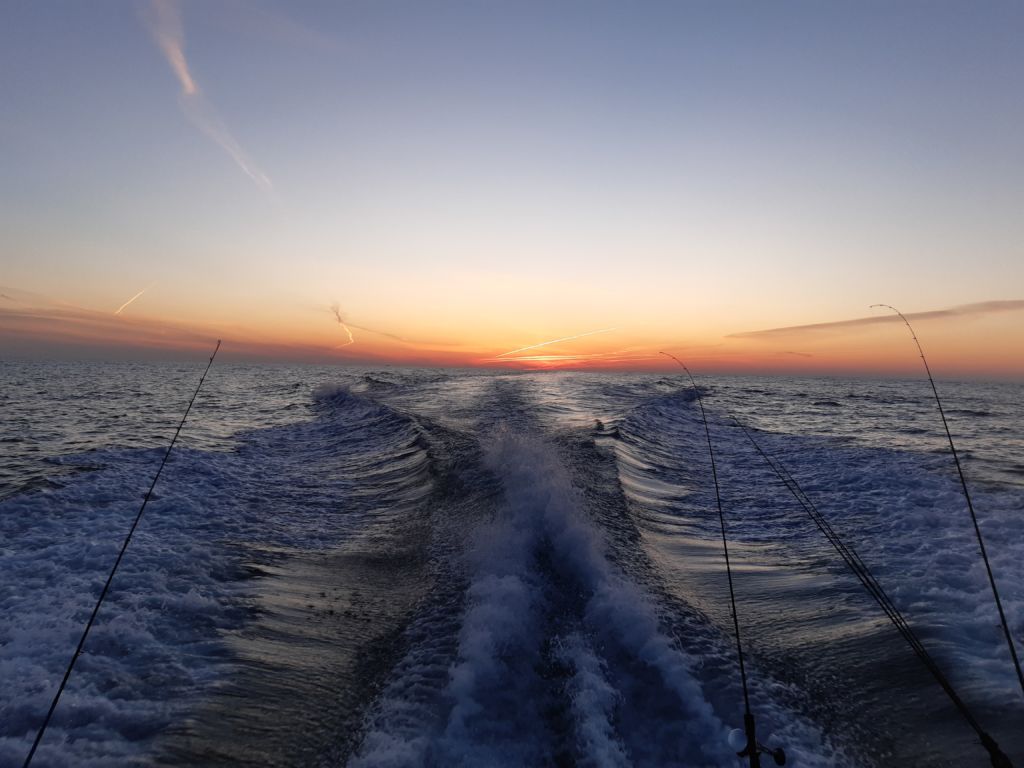 Coucher de soleil sur l'océan depuis le bateau