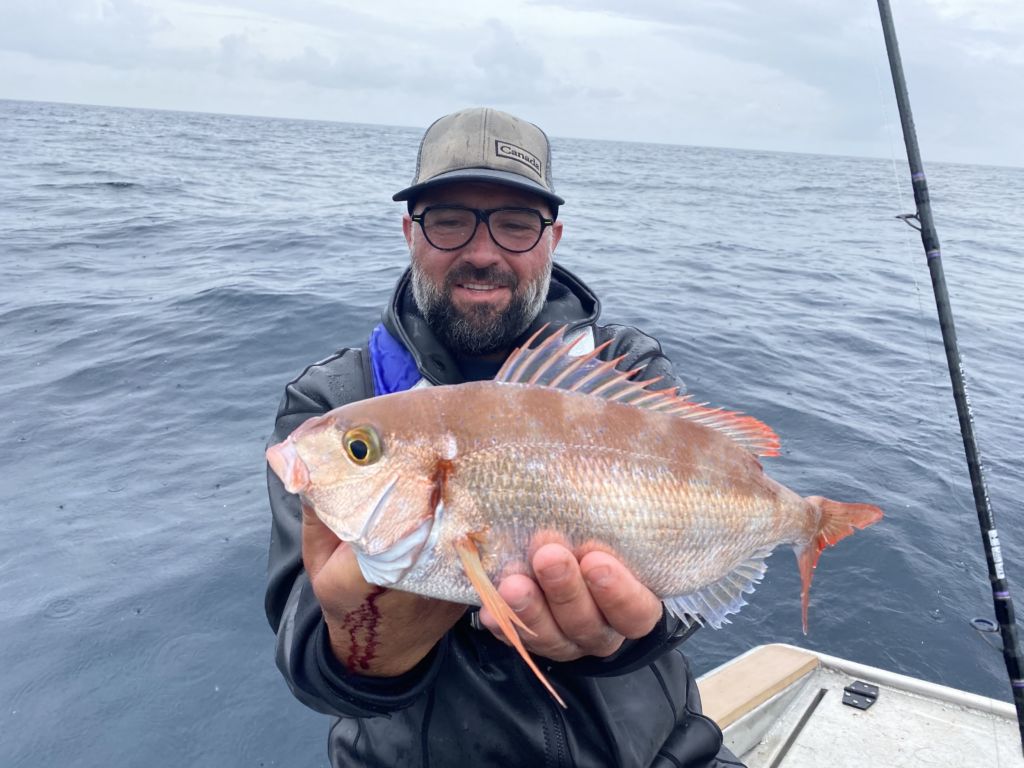 Pêcheur avec une belle prise au tenya