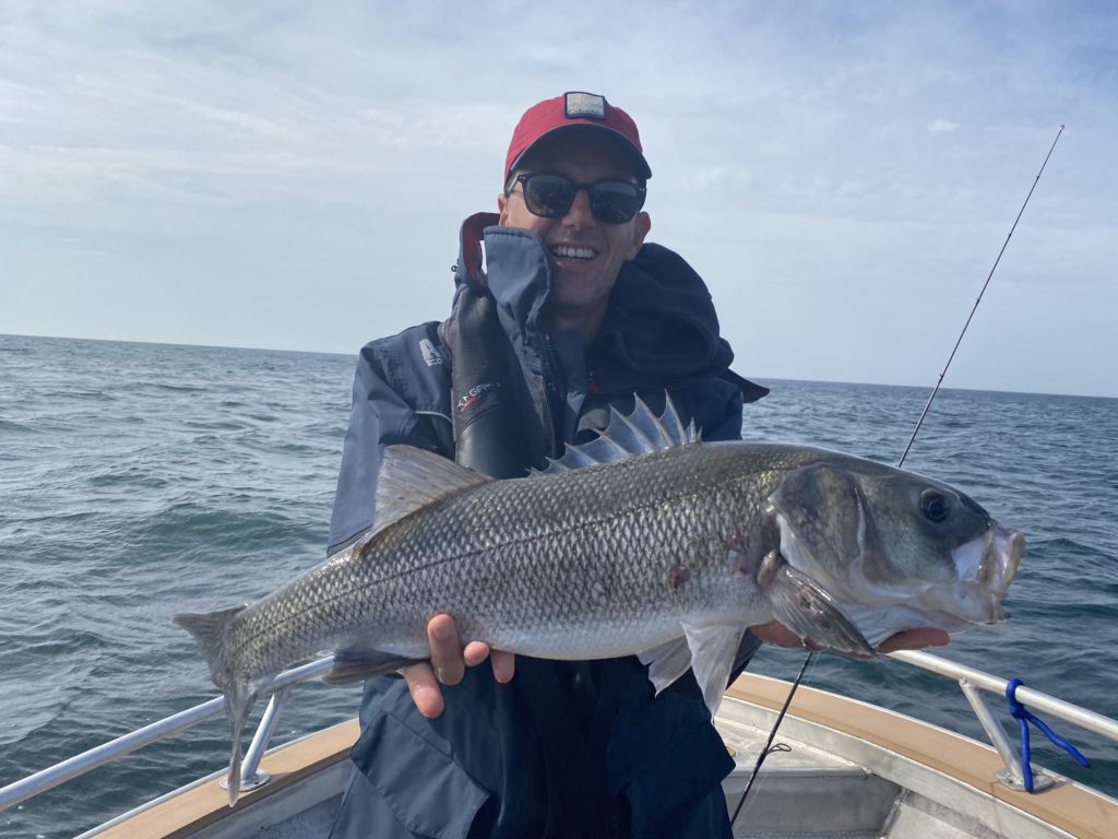Pêcheuse avec un bar pêché aux leurres au large de La Rochelle