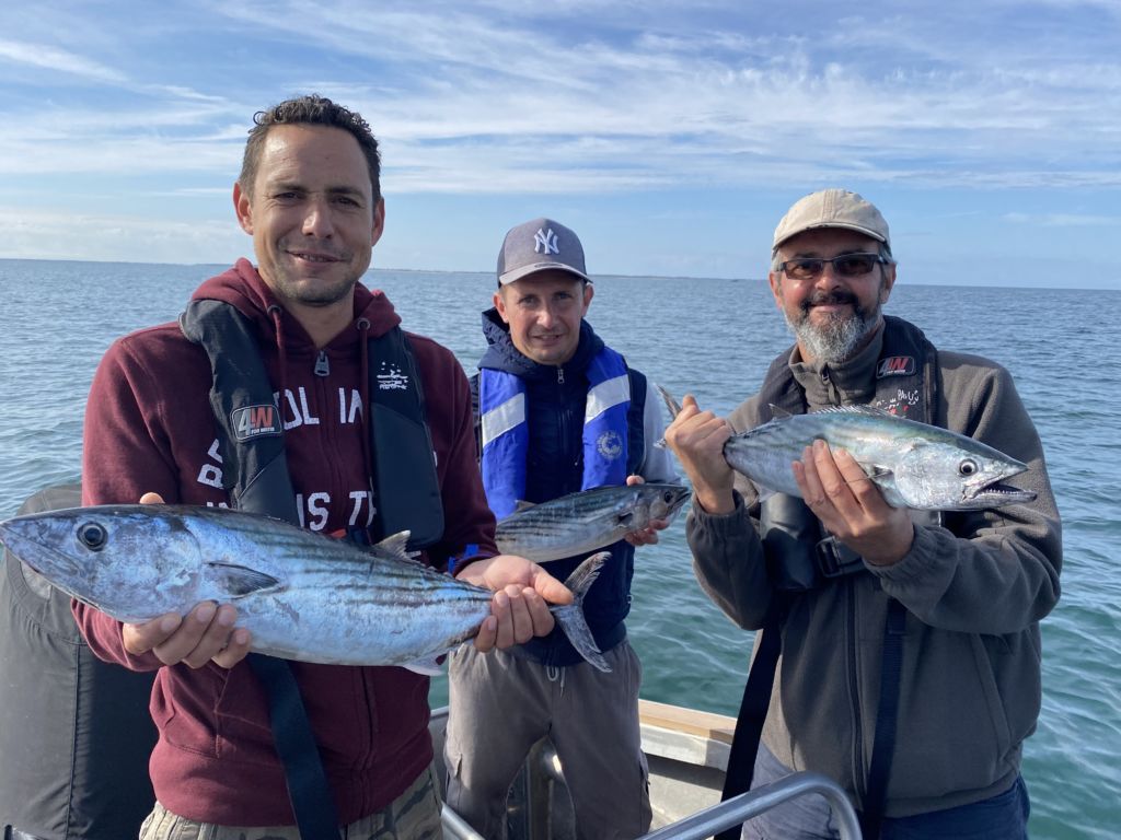 Groupe de pêcheurs avec leurs prises à bord