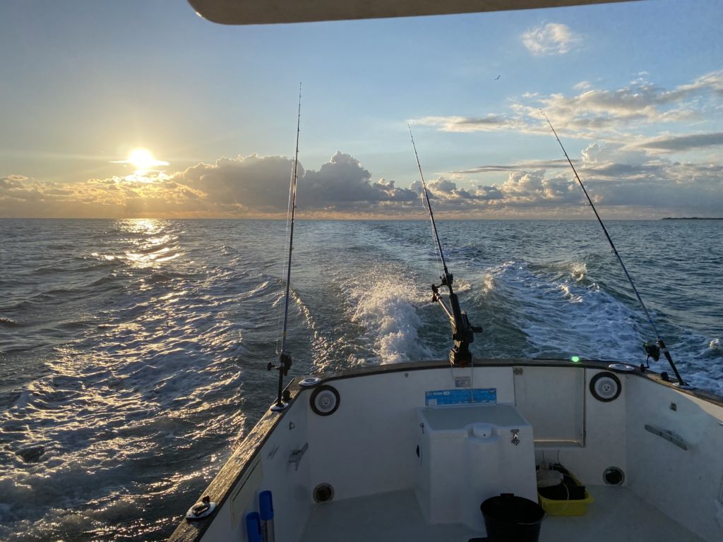 Départ en mer au lever du soleil