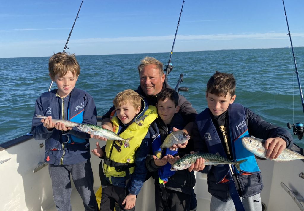 Famille avec enfants lors d'une sortie de pêche à soutenir à La Rochelle