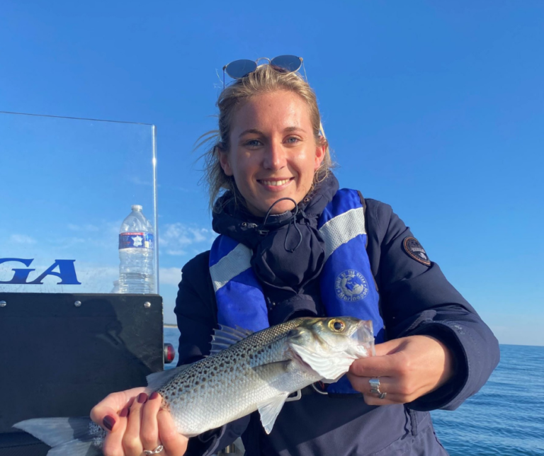 Cliente avec un bar pêché aux leurres